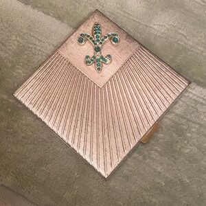 1950s I RARE 36 Faux-Emerald Fleur-de-Lis Square Volupté Silver Compact